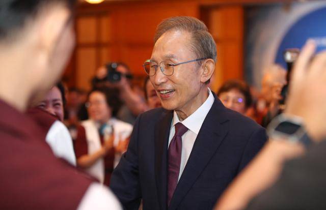 이명박 전 대통령이 12일 제주 서귀포시 롯데호텔제주에서 열린 '2023 중소기업 리더스포럼' 개막식에서 참석자들과 인사를 나누고 있다. 이 전 대통령이 공개 연설을 하는 건 지난해 12월 특별사면 이후 처음이다. 제주=뉴시스