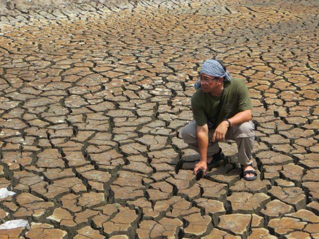 베트남에 극심한 가뭄이 찾아왔던 2016년, 기후 환경학자인 레안투안 껀터대 교수가 껀터시에서 말라버린 저수지를 확인하고 있다. 레안투안 교수 제공