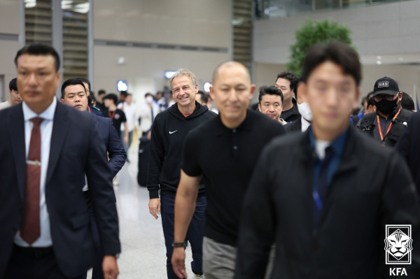 위르겐 클린스만(가운데) 감독이 14일 인천국제공항을 통해 귀국한 모습. 이후 닷새 만에 다시 출국했다. 사진=대한축구협회