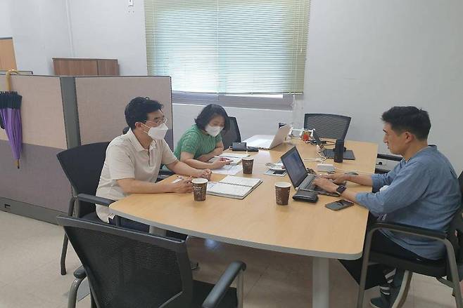 연구 중인 제로나인메트리얼 임직원들 / 출처=제로나인메트리얼