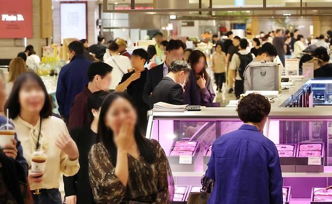 붐비는 백화점 추석을 일주일 앞둔 22일 서울의 한 백화점 식품관에 사람들이 가득 차 있다. 수백만 원을 호가하는 주류·한우·가전 등 고급 선물세트도 인기를 끌고 있다. 이승환 기자