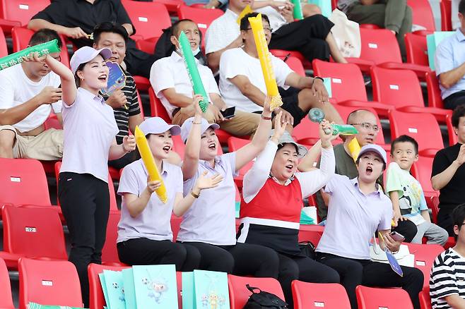 지난 19일 오후 중국 저장성 진화시 저장사범대학교 경기장에서 열린 2022 항저우 아시안게임 남자 축구 F조 조별리그 1차전 북한과 대만의 경기에서 북한 응원단이 열띤 응원을 보내고 있다. /뉴스1