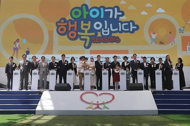 22일 서울 송파구 롯데월드타워 잔디광장에서 열린 ‘아이가 행복입니다 시즌6′ 행사 참석자들이 저출산 극복을 위해 힘을 모으자는 다짐과 함께 기념촬영을 하고 있다. 왼쪽부터 박두환 롯데지주 HR혁신실장, 정훈 학교안전공제중앙회 이사장, 나성웅 한국보육진흥원장, 이현재 하남시장, 이재준 수원특례시장, 김의승 서울특별시 행정 1 부시장, 김영미 저출산고령사회위원회 부위원장, 31초 우리가족 행복담기 공모전 대상 수상자 김수호씨 가족, 이주호 교육부 장관, 홍준호 조선일보 발행인, 박주호 전 국가대표 축구선수 가족, 배현진 국민의힘 의원, 정명근 화성시장, 서강석 송파구청장, 신계용 과천시장, 정재훈 서울여대 교수, 산드라 빈트겟터 도이치텔레콤 부사장, 야지마 요코 미쓰비시 UFJ 리서치 앤드 컨설팅 수석 연구원./장련성 기자