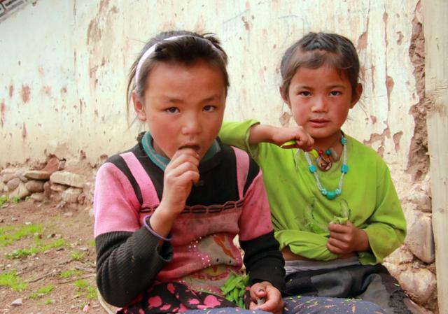 망캉 가는 길의 민가에서 만난 아이들이 생콩을 간식으로 먹고 있다. ⓒ최종명
