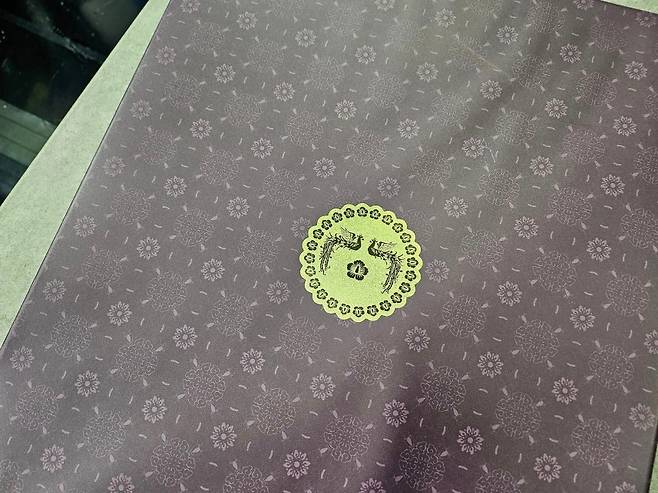 윤 대통령 부부 추석 선물 포장지(가세연 김세의 대표 SNS 갈무리)