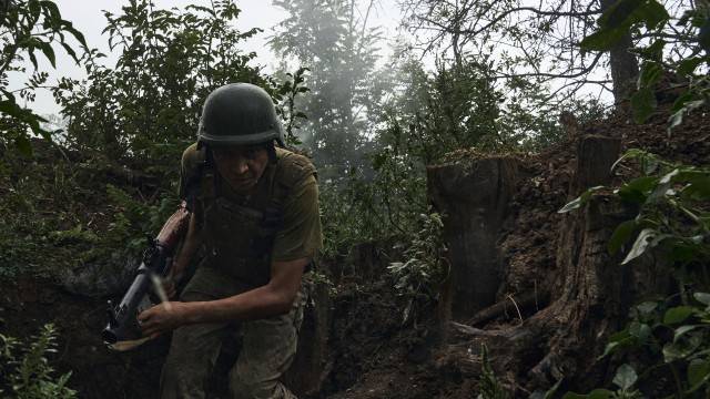 지난달 우크라이나의 대반격이 진행 중인 격전지 자포리자 지역 전선 참호에서 우크라이나 군인이 움직이고 있다. (사진출처: AP=연합뉴스)