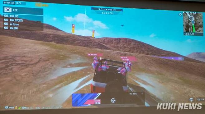 배틀그라운드 모바일 아시안게임 버전을 시연 중인 모습. 슈터들이 가속 과녁을 맞춰 차량 속도가 올라가고 있다. 사진=차종관 기자