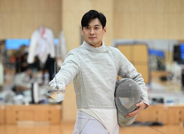 지난달 24일 충북 진천선수촌에서 열린 2022 항저우아시아경기대회 D-30 미디어데이에서 펜싱 사브르 종목 국가대표 구본길이 포즈를 취하고 있다. 이한형 기자