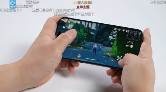 중국의 IT전문 리뷰어가 애플의 아이폰15 프로로 게임 ‘원신’을 구동하고 있는 모습.