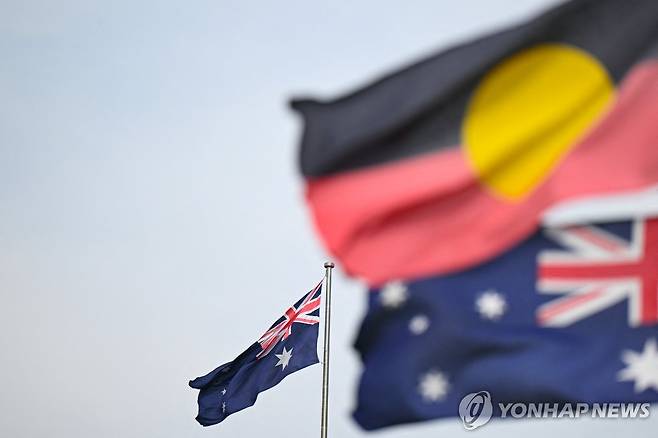 호주 국기와 호주 원주민 깃발 (AAP=연합뉴스)