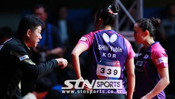 강원도 평창돔체육관에서 열린 '제26회 국제탁구연맹(ITTF)-아시아탁구연합(ATTU) 평창아시아탁구선수권대회'에 출전한 한국 여자 탁구대표팀 오광헌 감독이 작전 지시를 하고 있다. 사진(평창)┃강명호 기자