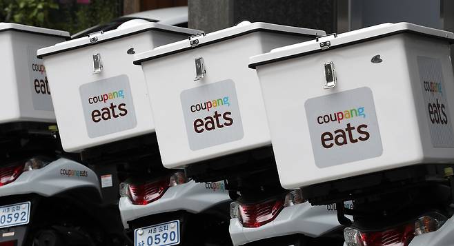 쿠팡이츠 마트 배달 오토바이가 서울 송파구 쿠팡 마이크로 풀필먼트 센터 앞에서 대기하고 있다./뉴스1