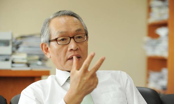 이재술 BNK경남은행 비상경영위원장이 지난 22일 부산파이낸셜뉴스와 인터뷰에서 강력한 내부통제 혁신을 통해 고객신뢰를 회복하겠다는 입장을 밝히고 있다. 사진=김범석 기자