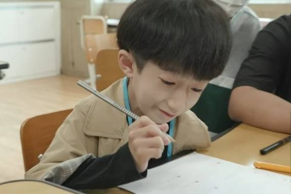 중학교에서 공부를 하고 있는 대성 군의 모습. /사진=유튜브 채널 '우와한 비디오' 캡처