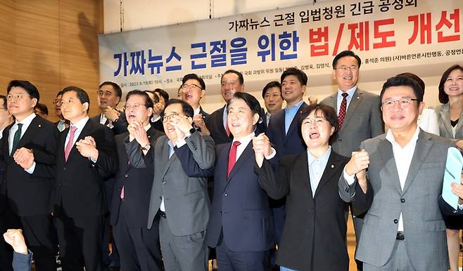 ▲ 지난 19일 오전 10시 국회 과방위 국민의힘 소속 위원들은 서울 영등포동 국회의원회관 대회의실에서 '가짜뉴스 근절 입법청원 긴급 공청회'를 열었다. 왼쪽부터 장제원, 박대출, 윤재옥, 박성중 의원과 이동관 위원장. ⓒ연합뉴스