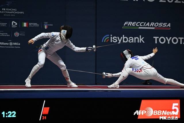 송세라(오른쪽)는 2022 항저우 아시안게임 펜싱 여자 에페에서 한국에 값진 은메달을 안겼다. 사진=AFPBBNews=News1
