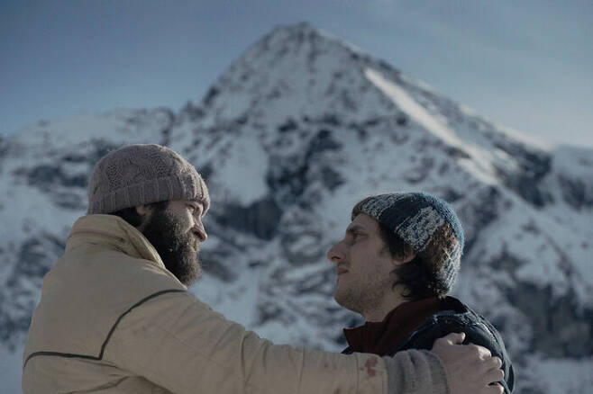 영화 "여덟 개의 산"의 주인공 브루노(왼쪽)와 피에트로 / 영화사 진진