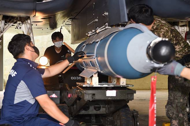 공군 무장요원들이 전투기에 한국형 GPS유도폭탄(KGGB)을 장착하고 있다. 세계일보 자료사진