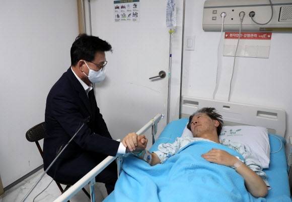 이재명(오른쪽) 더불어민주당 대표가 단식 투쟁을 벌이던 시기 모습.