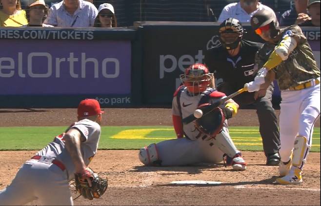 샌디에이고 김하성이 4회말 좌측으로 2루타를 터뜨리고 있다. 사진=MLB.TV 캡처