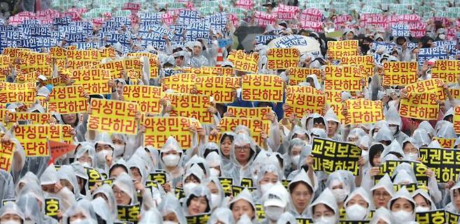 전국 17개 시도 어린이집연합회 관계자들이 20일 오후 세종시 정부세종청사 보건복지부 앞에서 보육 교직원 교권보호 결의대회를 열고 구호를 외치고 있다.ⓒ연합뉴스