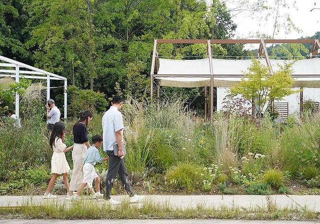경기 용인시 ‘정원생활바이오랑쥬리’의 정원을 거닐고 있는 어느 가족의 모습. 정원생활바이오랑쥬리 제공