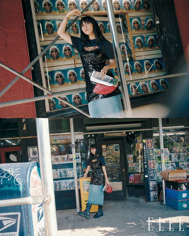 입술 모티프의 시그니처 레더 립 백, 그래픽 티셔츠와 레이어링 한 시퀸 소재 미니 드레스, 데님 스커트와 라이딩 부츠는 모두 Coach.