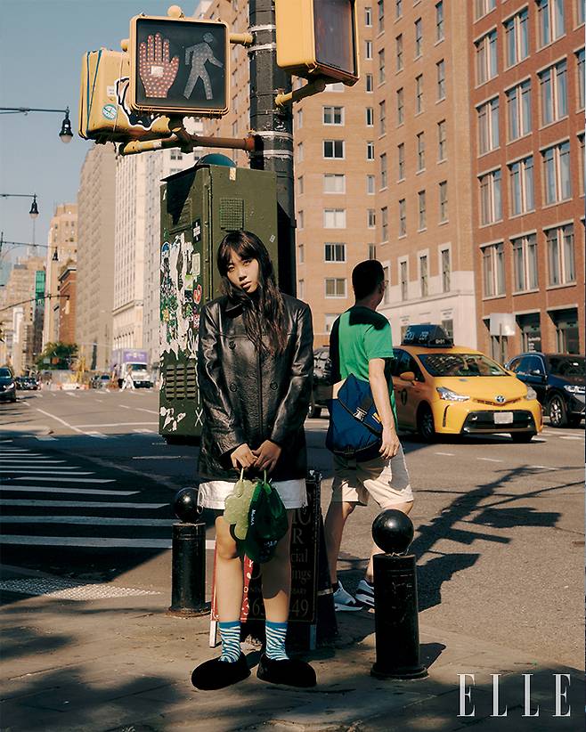 네잎클로버 모티프의 시그니처 레더 백, 레더 재킷, 메탈릭 레더 소재의 스커트는 모두 Coach.