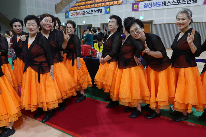 화려한 색상의 치마를 맞춰 입은 남지실버댄스팀 어르신들이 경기를 기다리고 있다. 박종식 기자