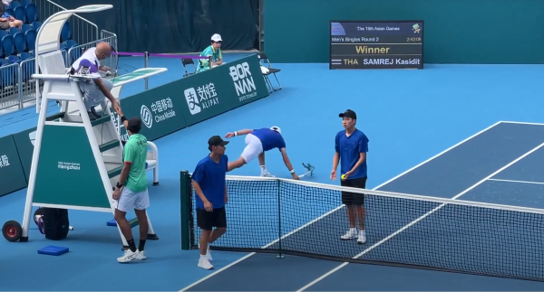 25일 저장성 항저우 올림픽 스포츠센터에서 열린 테니스 남자 단식 2회전. 권순우가 패배 후 라켓을 강하게 내려치고 있다. 사진=트위터 갈무리