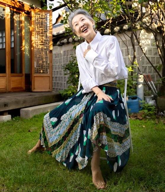 윤석화는 매일 맨발로 마당의 뜰을 거닐며 하루를 시작한다. 김상선 기자