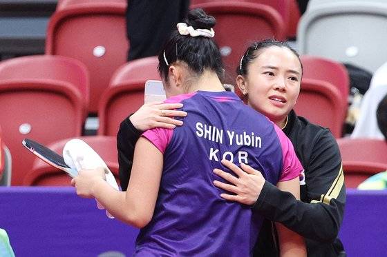 신유빈이 25일 항저우 아시안게임 탁구 여자 단체전 일본과의 준결승 4단식에서 패하자 전지희(오른쪽)가 위로하고 있다. 뉴스1