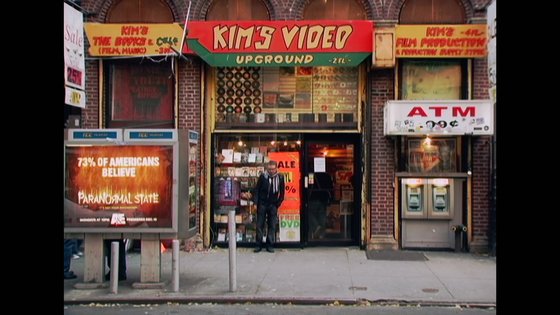 희귀 영화들을 볼 수 있어 한때 뉴욕의 문화명소였던 비디오 대여점 킴스비디오. 동명의 다큐는 이곳 비디오들의 행방을 쫓는다. 사진 오드(AUD)