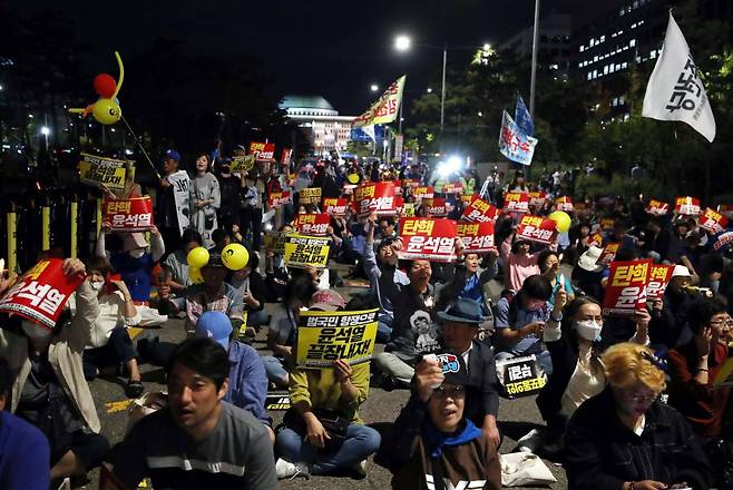 이재명 더불어민주당 대표 체포동의안이 가결된 21일 오후 서울 여의도 국회 앞에서 열린 촛불행동 참가자들이 구호를 외치고 있다. /사진=뉴시스