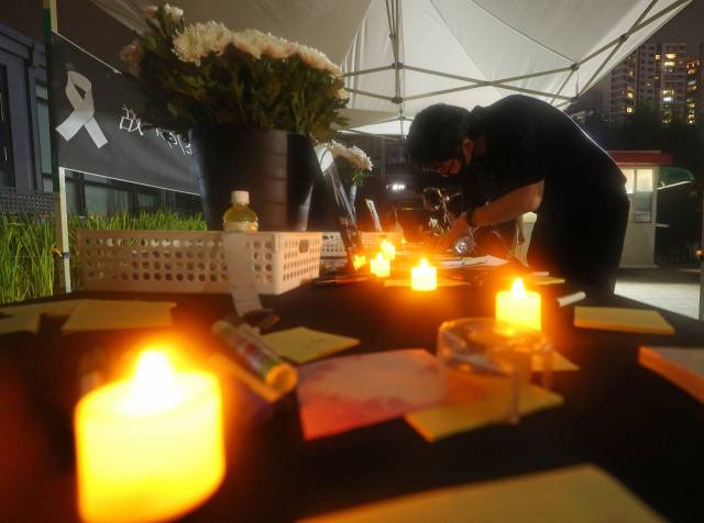 ▲서울 서이초등학교 교사의 49재 추모일인 4일 오후 서울 서초구 서이초등학교를 찾은 추모객이 메시지를 적고 있다. ⓒ연합뉴스