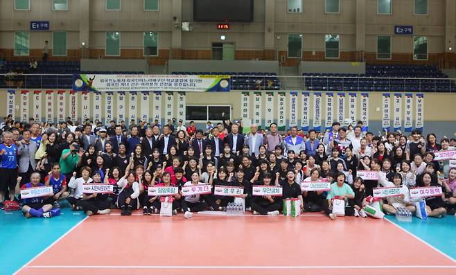 페퍼저축은행 선수단이 2023 페퍼저축은행컵 전국 어울림 한마당 배구대회를 마치고 참가자들과 기념사진을 촬영하고 있다. /사진=페퍼저축은행