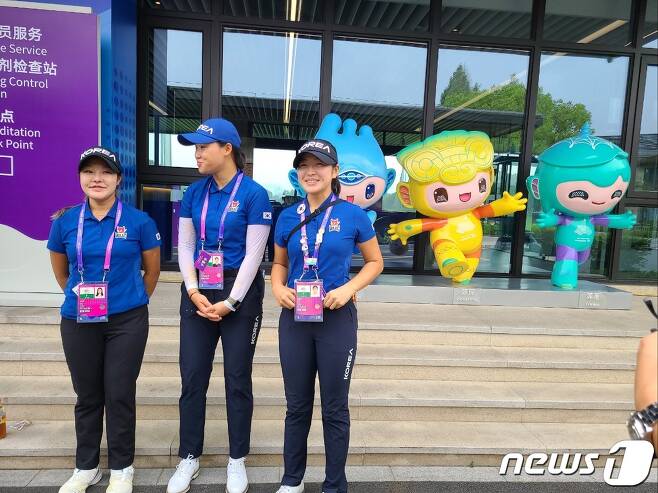여자 골프 대표팀의  임지유, 김민솔, 유현조(왼쪽부터)가 26일 중국 항저우 서호 국제골프코스에서 연습라운드에 돌입하기 전 기념 촬영을 하고 있다. (대한골프협회 제공)
