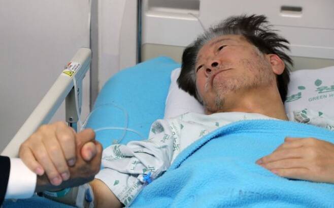 이재명 더불어민주당 대표가 지난 21일 서울 중랑구 녹색병원 병상에 누워있다.ⓒ뉴시스