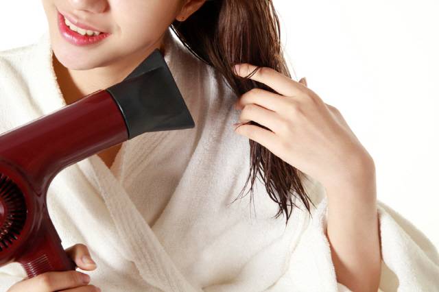 젖은 손으로 드라이어를 사용하거나 전원플러그를 만지면 감전될 수 있다. / 사진= 클립아트코리아