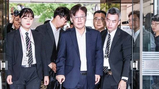 이재명 더불어민주당 대표가 26일 오전 영장실질심사를 받기 위해 서초동 서울중앙지법에 도착해 법정으로 이동하고 있다. 김성룡 기자