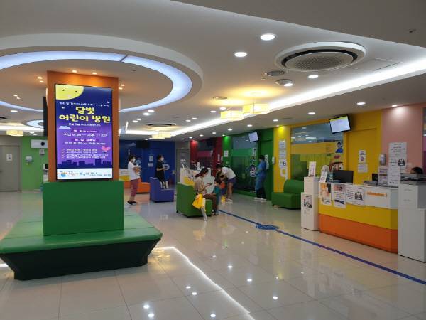 경남 지역 한 달빛어린이병원에서 어린이와 보호자가 진료를 기다리고 있다. 경남도 제공