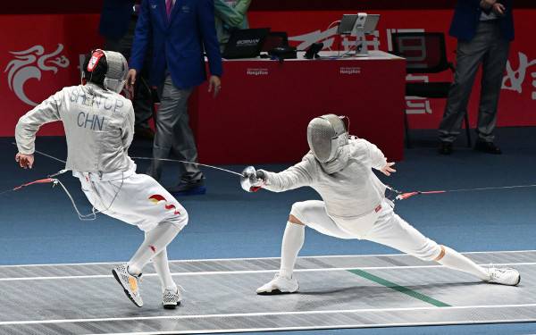 구본길(오른쪽)이 25일 중국 항저우 전자대학 체육관에서 열린 항저우아시안게임 남자 사브르 개인 8강전에서 중국의 선전펑을 맞아 찌르기를 성공시키고 있다. 구본길은 선전펑에 15대 14 신승을 거두고 4강에 올랐다. 항저우=이한형 기자