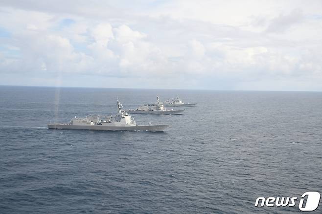 (서울=뉴스1) = 한미 해군과 일본 해상자위대가 29일 제주 남방 공해상에서 북한의 핵 미사일 위협에 대응하기 위한 한미일 해상 미사일 방어 훈련을 하고 있다. 아래부터 일본 해상자위대 이지스구축함 하구로함, 미국 해군 이지스구축함 벤폴드함, 한국 해군 이지스구축함 율곡이이함. (미 해군 제공) 2023.8.29/뉴스1 Copyright (C) 뉴스1. All rights reserved. 무단 전재 및 재배포 금지.