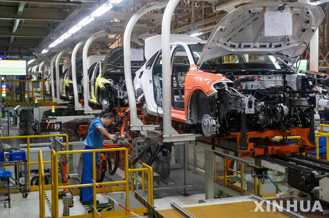 [상하이=신화/뉴시스] 중국 상하이 소재 폭스바겐 공장에서 자동차 조립작업이 이뤄지고 있다. 2020.02.18