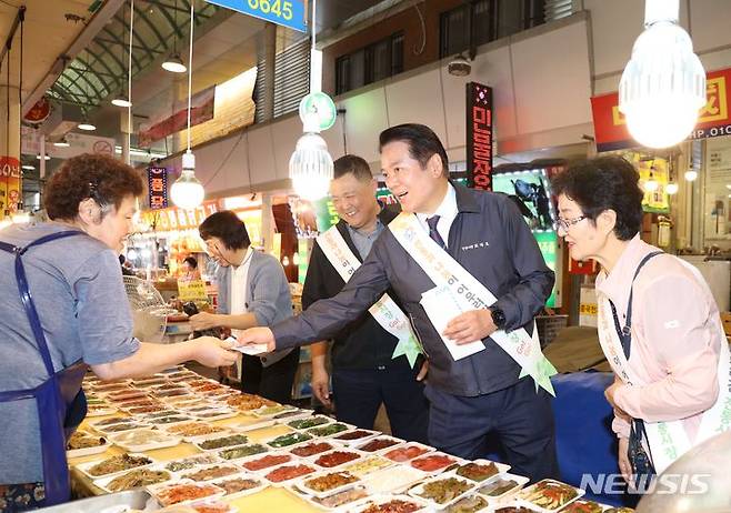 중앙시장을 찾은 최대호 안양시장.