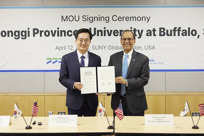 김동연 경기도지사가 지난 4월 미국 뉴욕주립대 버팔로에서 경기청년 사다리 프로그램 협약식을 갖고 있다. 경기도 제공