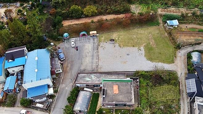 전봉준 장군 생가터를 하늘에서 내려본 모습이다. 가운데에 있는 작은 검은 표석이‘새야새야 파랑새야’가 새겨진 돌비석이다. 고창군은 이곳 생가터에 ‘전봉준 기념공원’을 세울 계획이다.