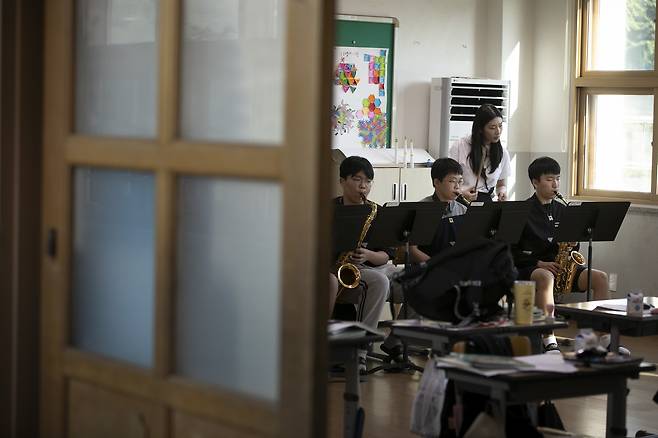 방과후 수업으로 색소폰 파트 수업을 받고 있는 석곡중학교 학생들. ⓒ시사IN 이명익