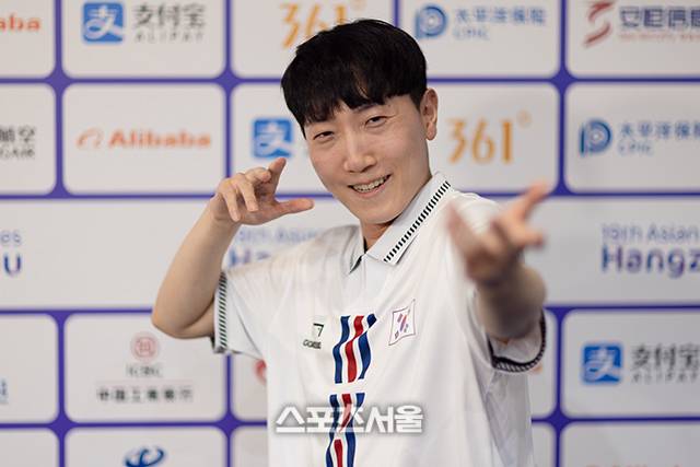 김관우가 27일 중국 항저우 e스포츠센터에서 열린 대회 e스포츠 ‘스트리트파이터5’ 종목 승자조 결승에서 승리한 후 포즈를 취하고 있다. 사진 | 공동취재단