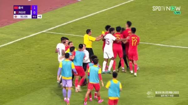 중국 선수가 달려와 카타르 골키퍼(검은옷)를 밀친다. ⓒ스포티비